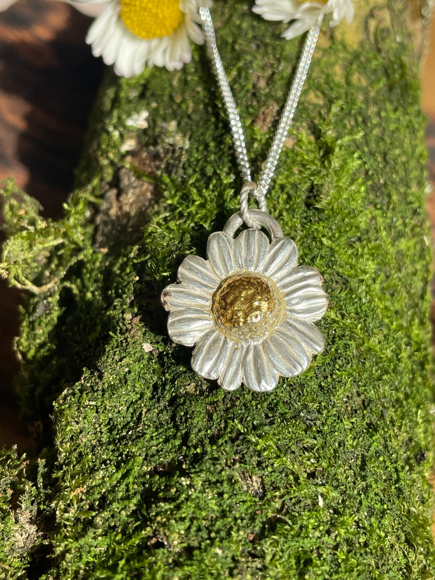 Medium daisy with 24k gold.