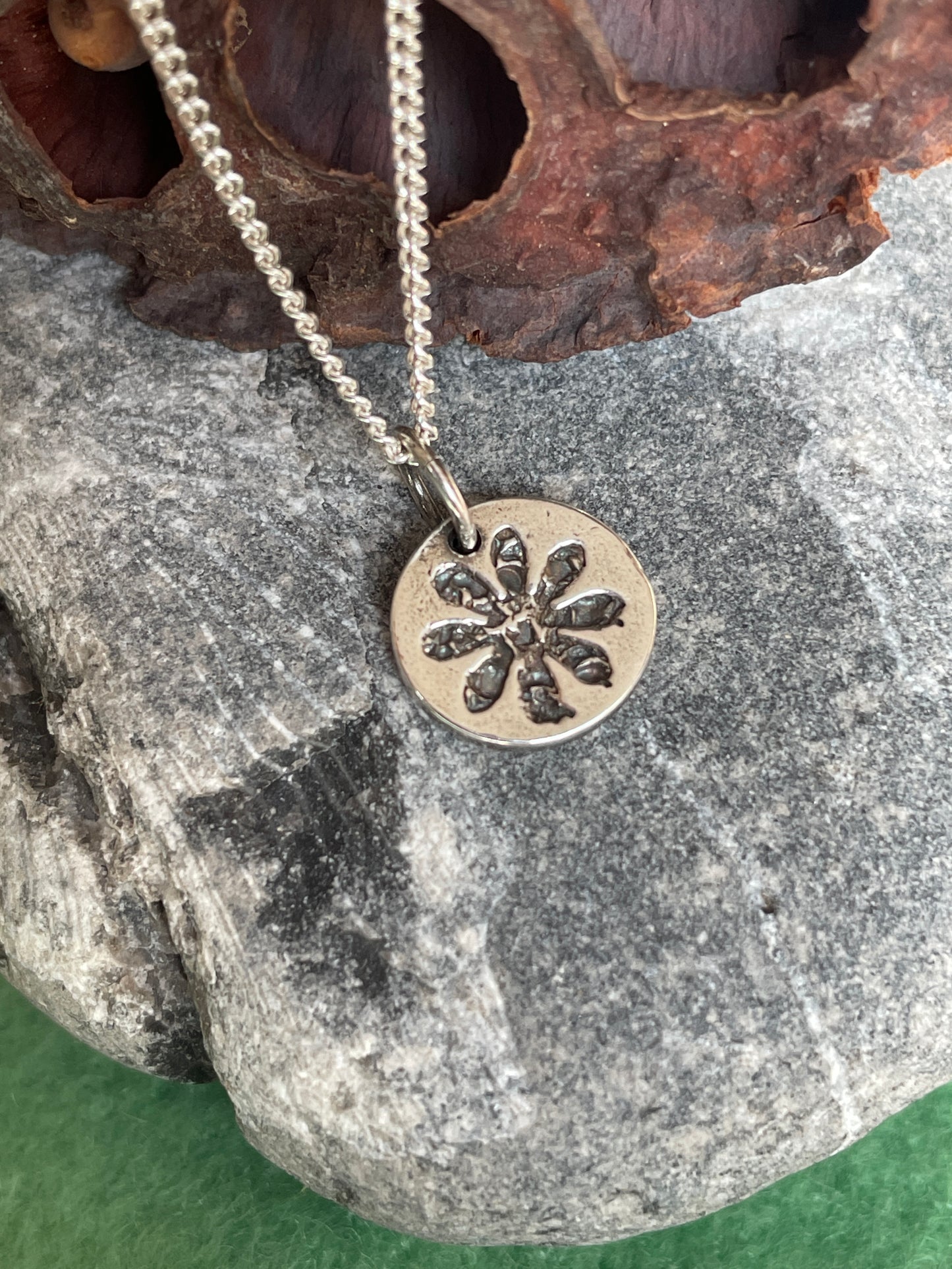 Daisy charm necklace