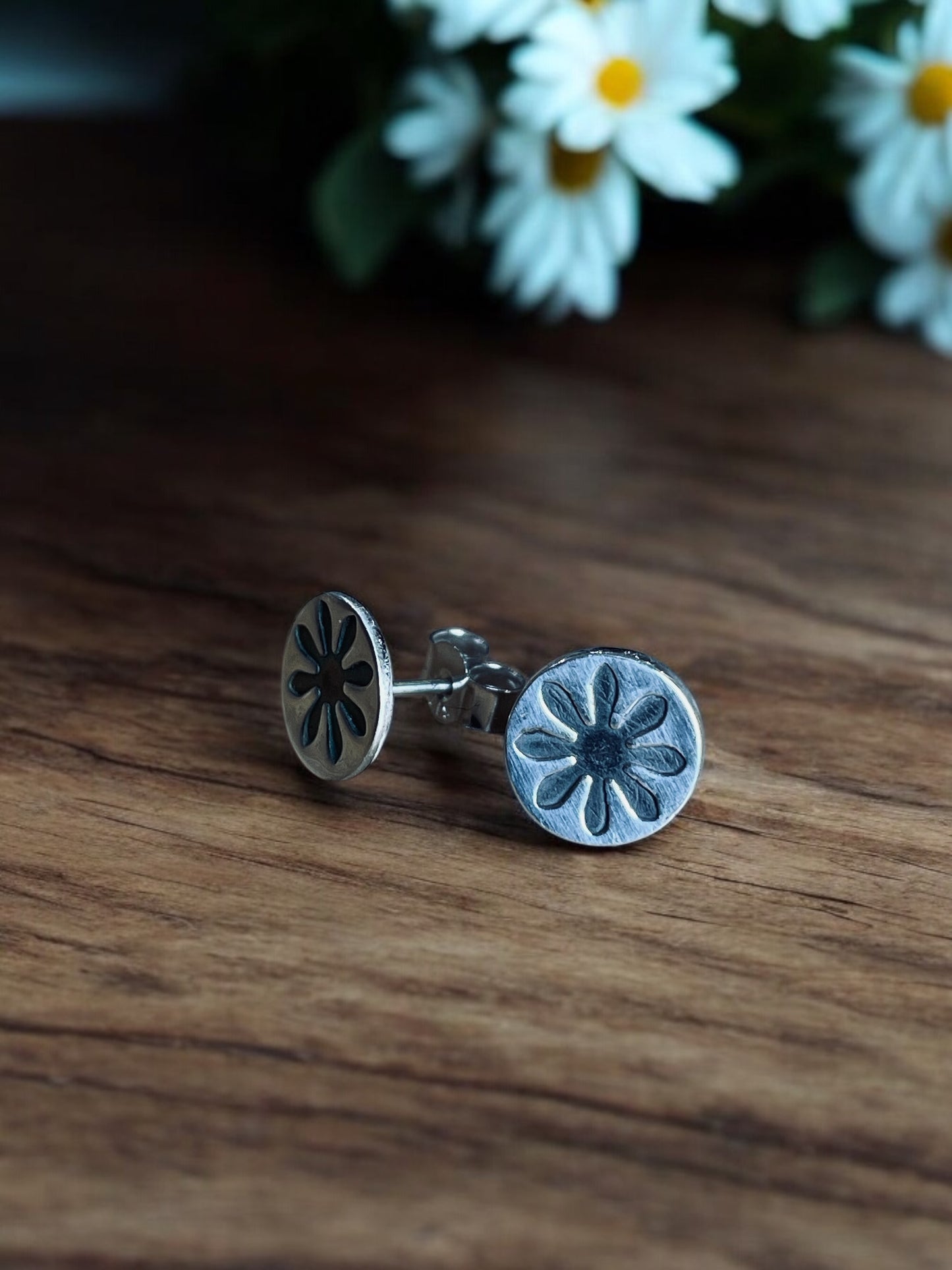 Daisy disc studs
