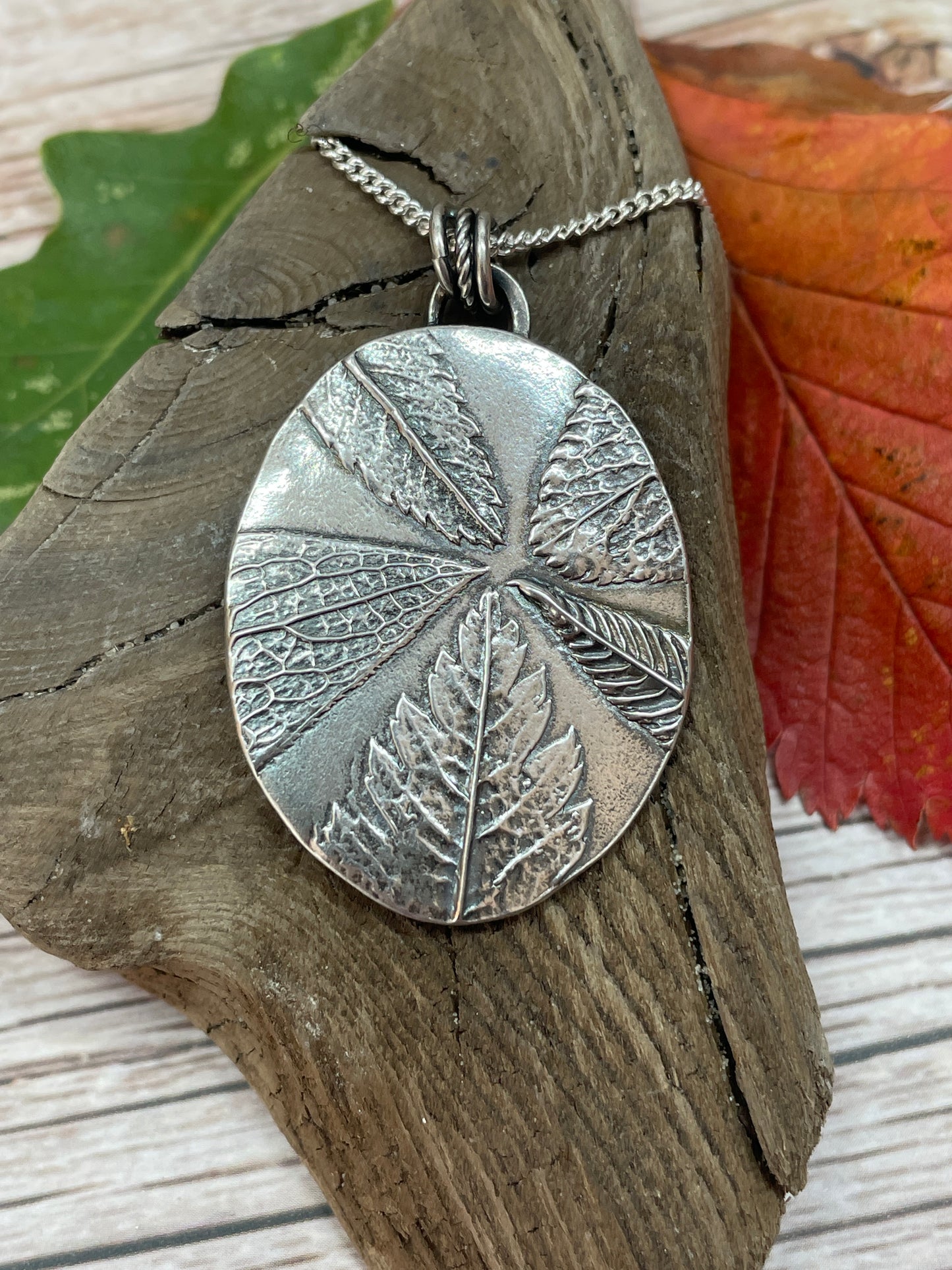 5 Leaf Oval Pendant