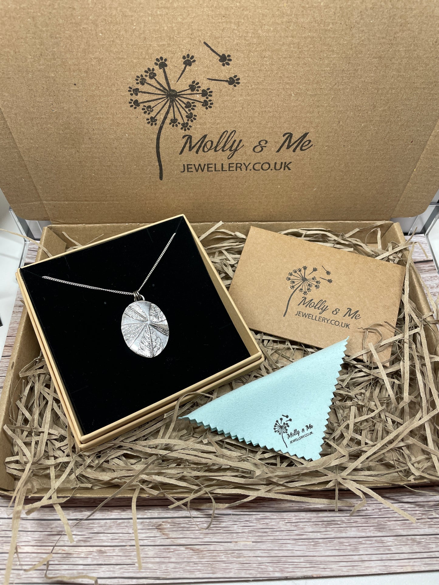 5 Leaf Oval Pendant