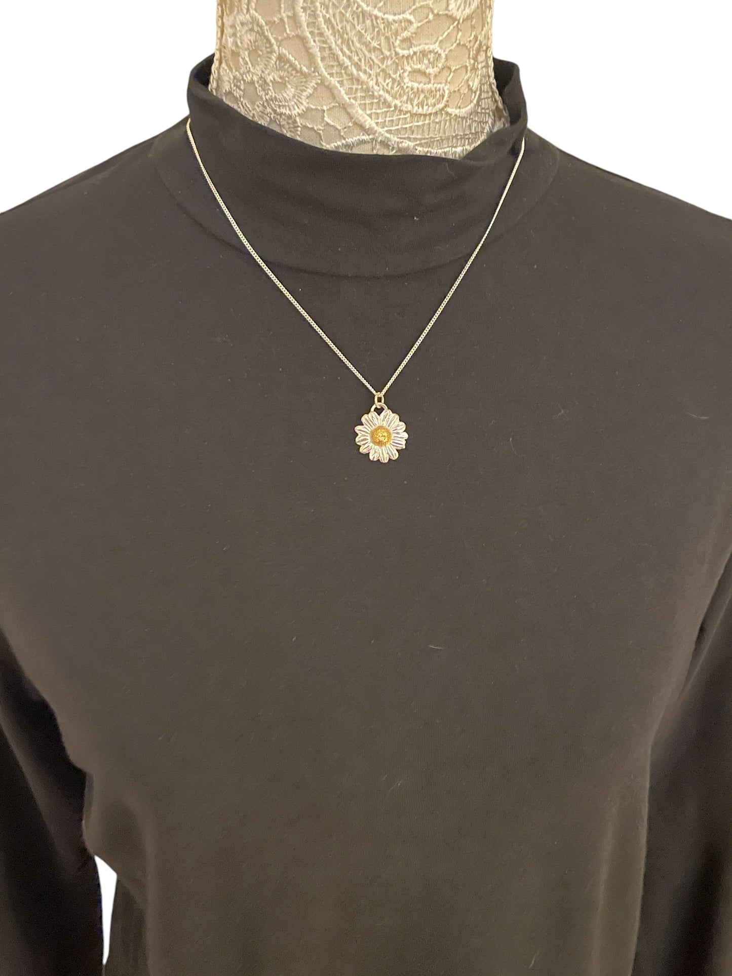 Medium daisy with 24k gold.