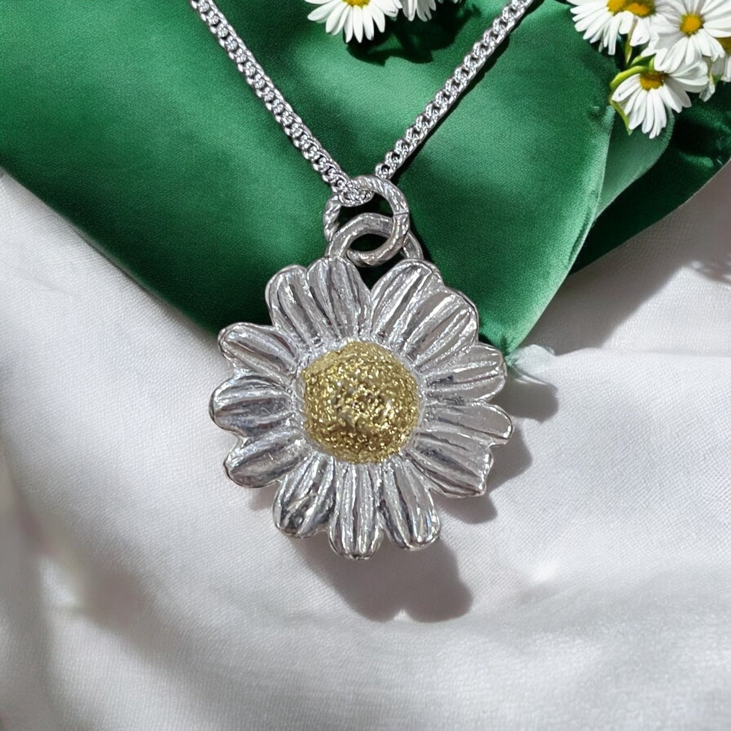 Medium daisy with 24k gold.