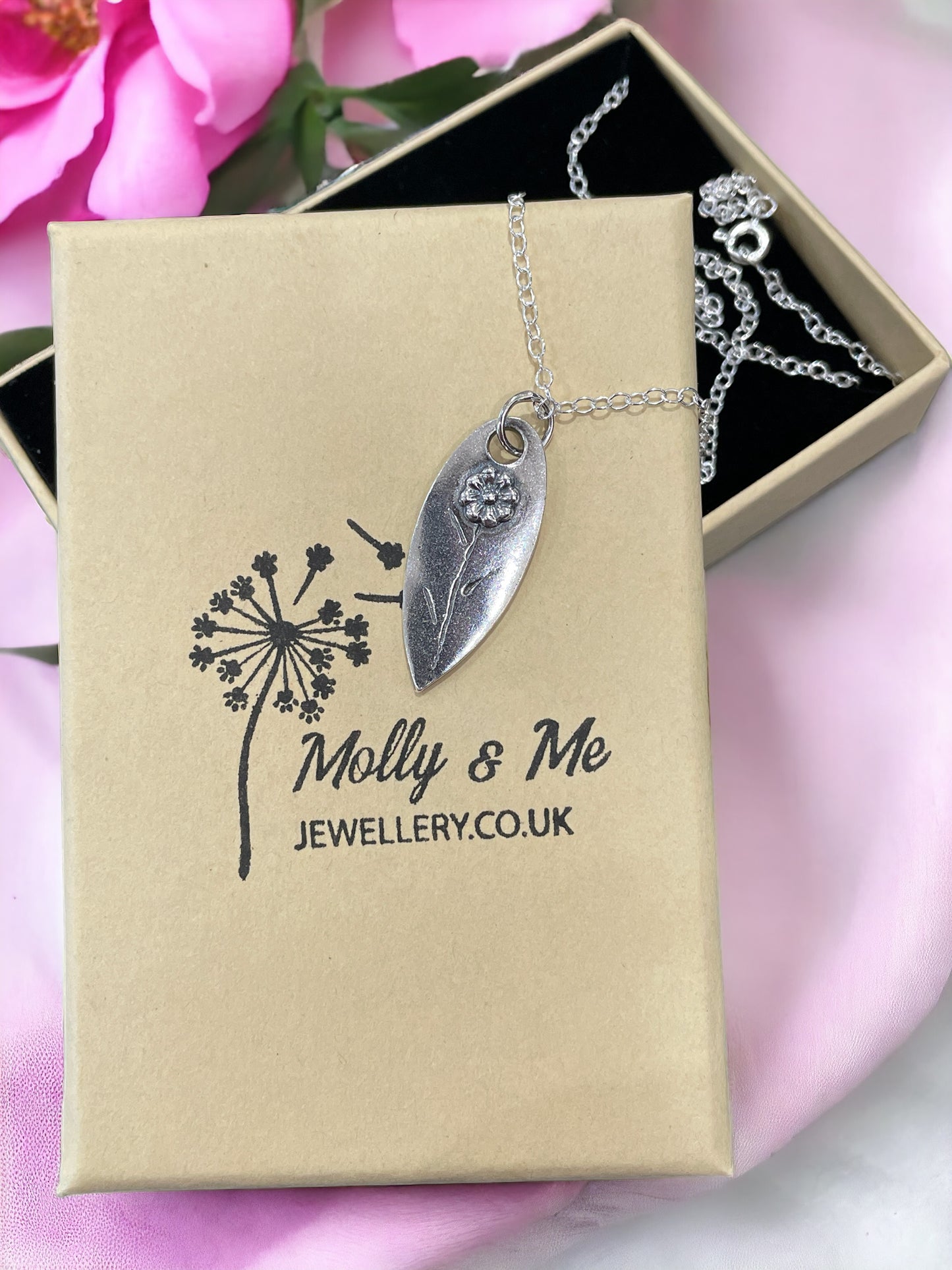 Leaf shaped flower necklace