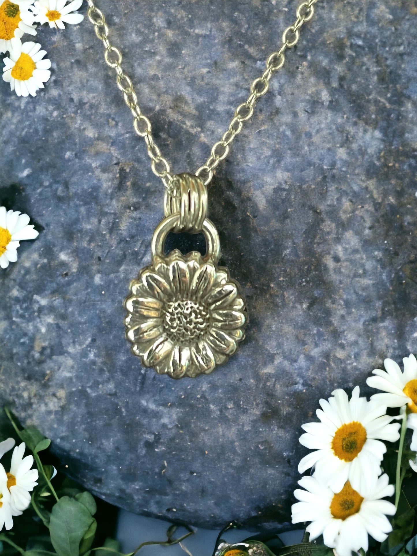 Small daisy pendant