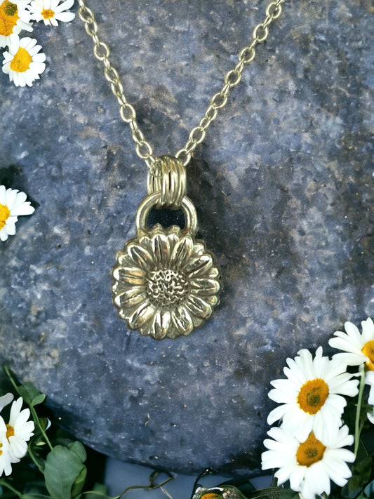 Small daisy pendant