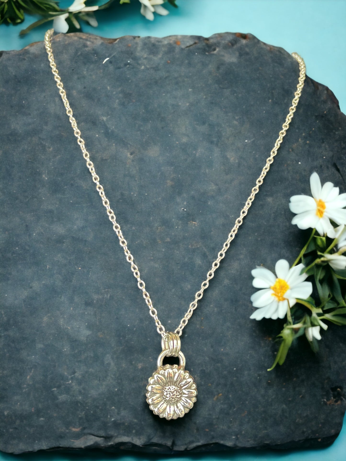 Small daisy pendant