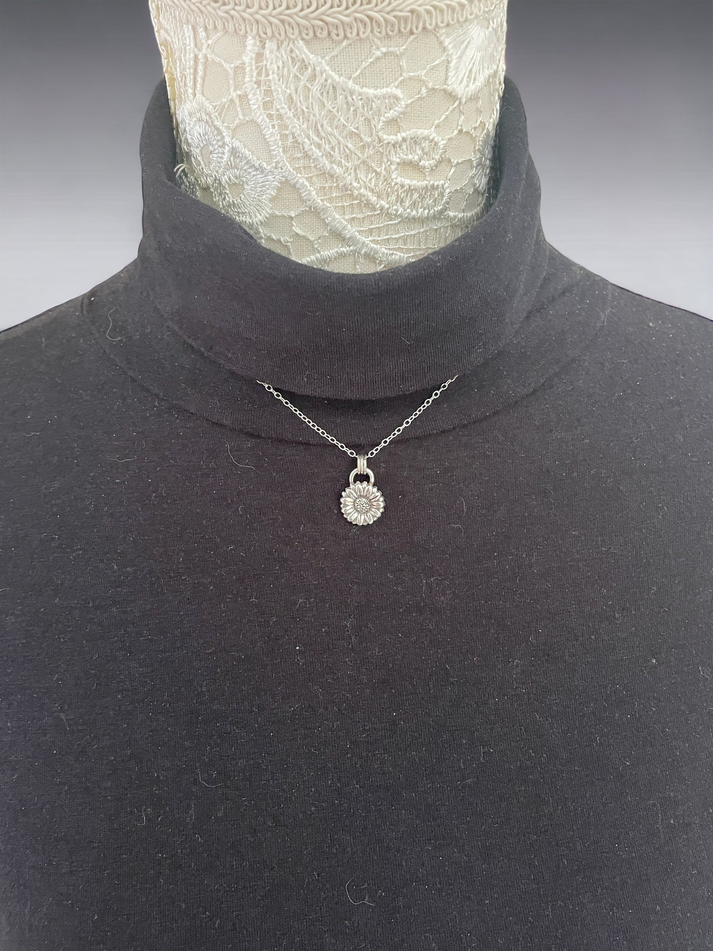 Small daisy pendant
